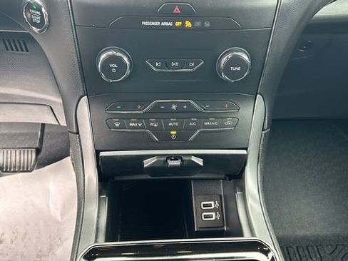 Certified 2020 Ford Edge SE image 21