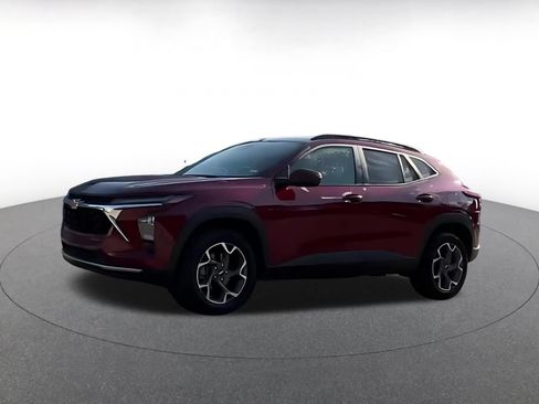 Used 2025 Chevrolet Trax LT w/ LT Convenience Package FWD image 3