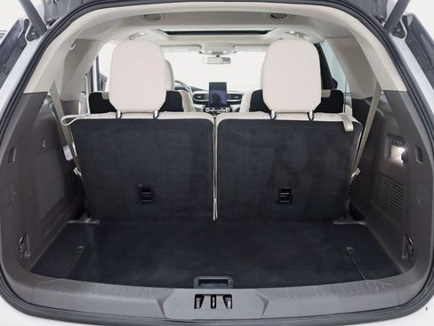Used 2022 Ford Explorer Platinum w/ Equipment Group 601A AWD/4WD image 38