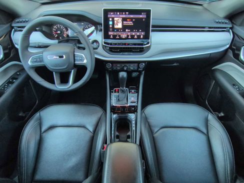 Used 2025 Jeep Compass Limited image 15