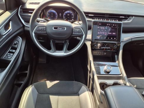 Used 2025 Jeep Grand Cherokee Altitude AWD/4WD image 3