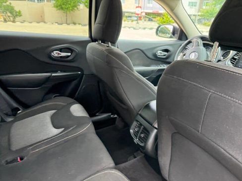Used 2016 Jeep Cherokee Sport image 19