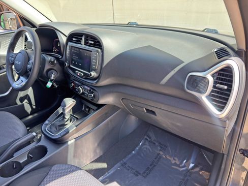 Used 2023 Kia Soul LX w/ LX Technology Package FWD image 13