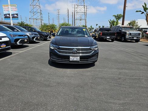 Used 2023 Volkswagen Jetta SE FWD image 2