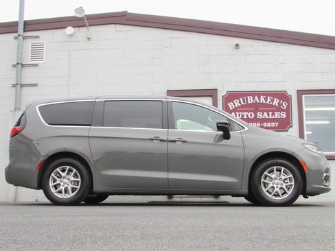Used 2025 Chrysler Pacifica Select FWD image 9