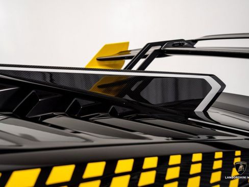 Used 2024 Lamborghini Huracan STO image 14