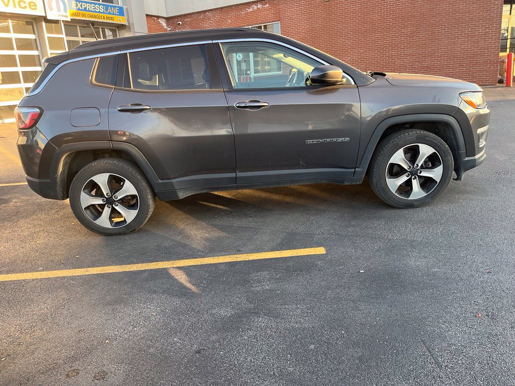 Used 2025 Jeep Compass Trailhawk AWD/4WD image 2