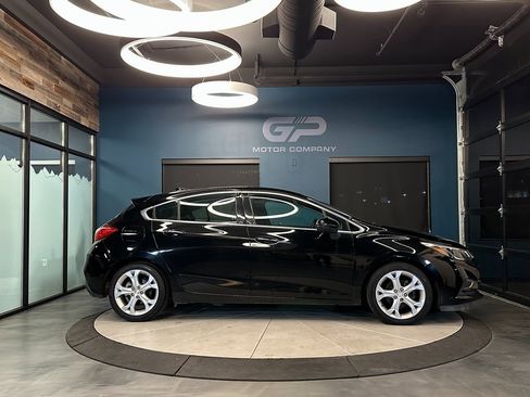 Used 2017 Chevrolet Cruze Premier image 2