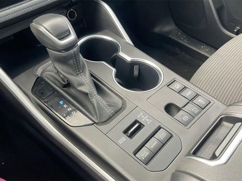 Used 2024 Toyota Highlander LE image 6