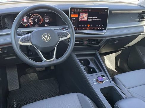 Used 2026 Volkswagen Tiguan SE w/ Panoramic Sunroof Package FWD image 6
