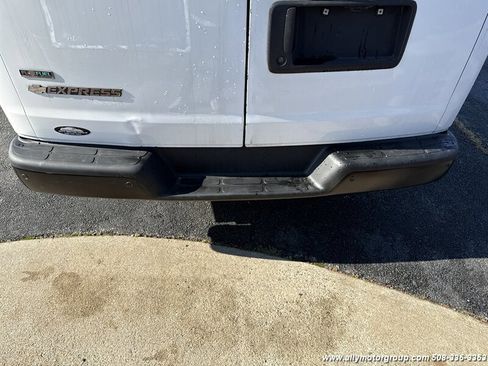 Used 2011 Chevrolet Express 2500 image 8