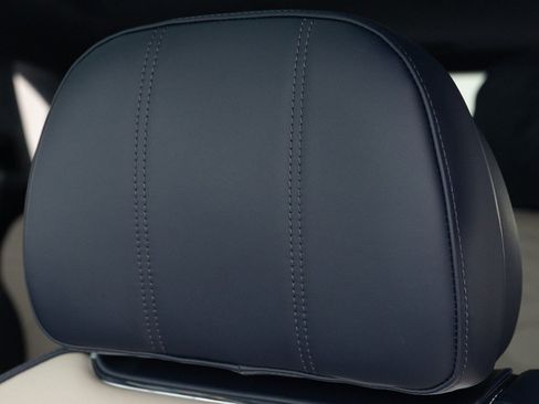 Certified 2025 Bentley Bentayga image 17