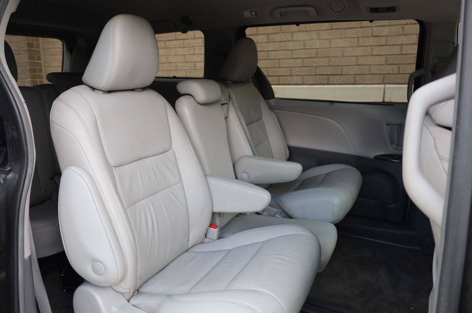 Used 2019 Toyota Sienna XLE Premium FWD image 25