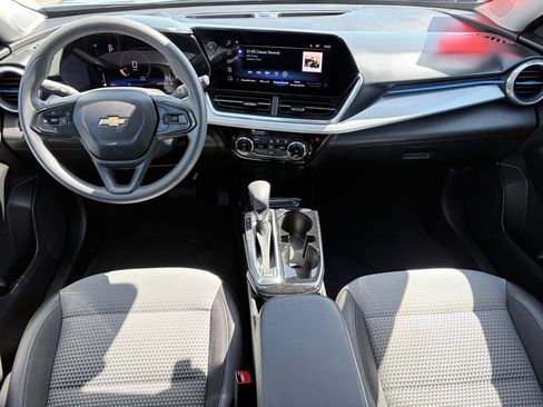 Used 2025 Chevrolet Trax LT FWD image 9