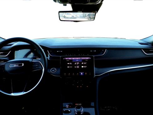 Used 2024 Jeep Grand Cherokee L Limited w/ Luxury Tech Group II image 18