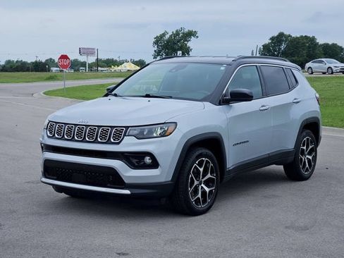 Used 2025 Jeep Compass Limited AWD/4WD image 3