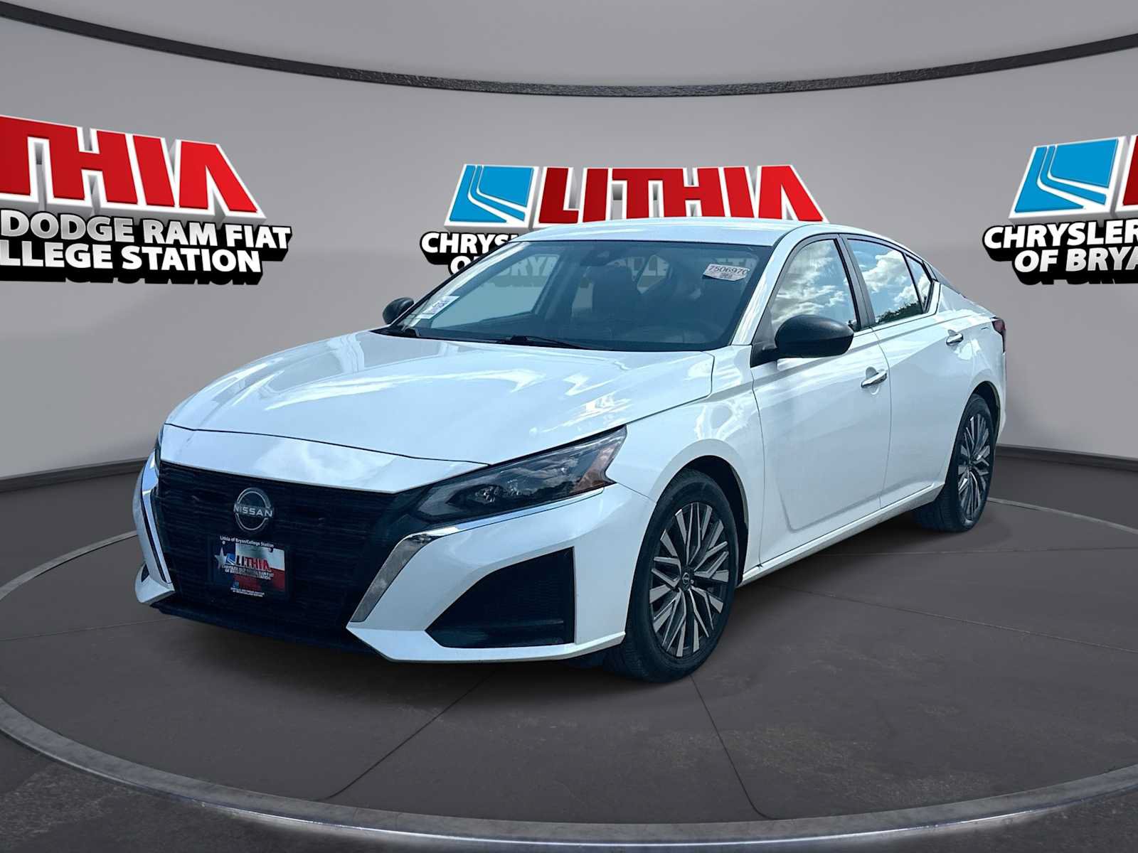 Used 2025 Nissan Altima 2.5 SV FWD image 1