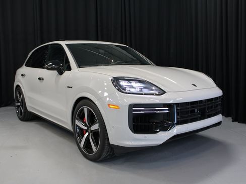 New 2025 Porsche Cayenne Turbo image 9