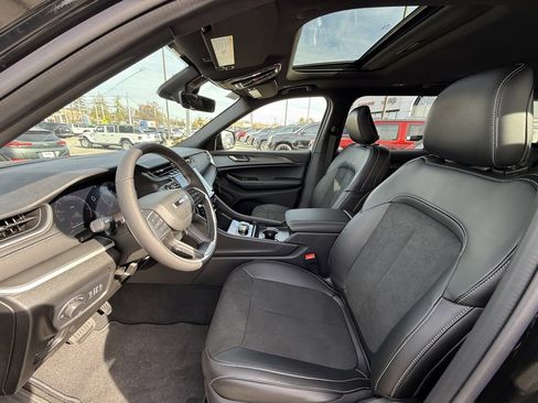 New 2025 Jeep Grand Cherokee L Altitude image 11