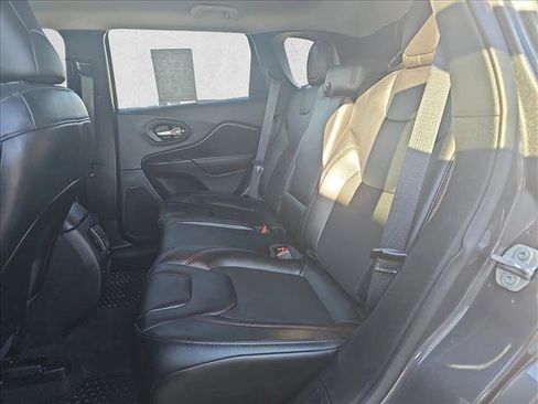 Used 2022 Jeep Cherokee Trailhawk image 9