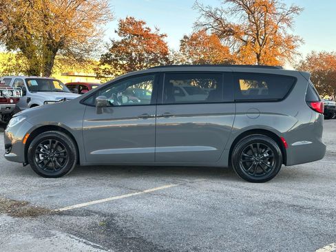 Used 2020 Chrysler Pacifica Touring-L w/ Advanced Safetytec Group image 3