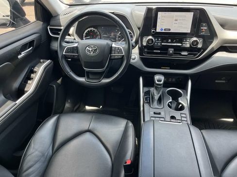 Used 2023 Toyota Highlander XLE AWD/4WD image 16