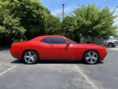 Used 2009 Dodge Challenger SRT8 w/ SRT Option Group II RWD image 10