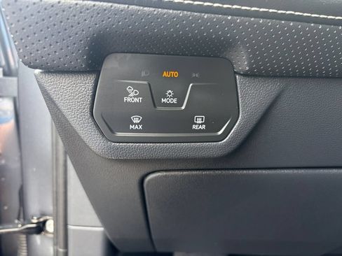 Certified 2025 Volkswagen Atlas Cross Sport SE FWD image 23