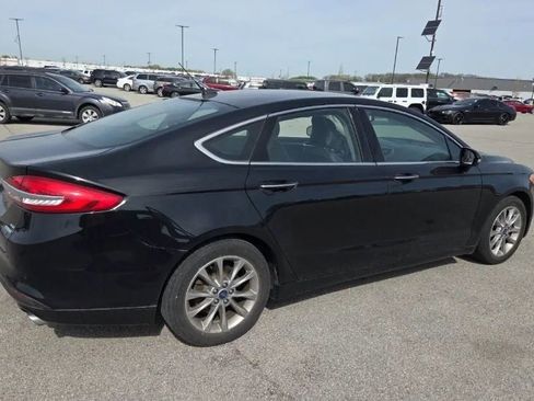Used 2017 Ford Fusion SE w/ Fusion SE Technology Package FWD image 4