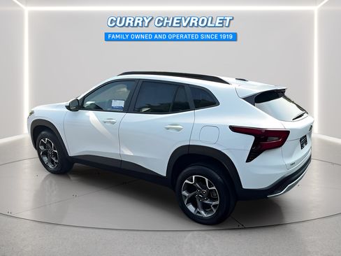 Used 2024 Chevrolet Trax LT w/ Sunroof Package FWD image 12