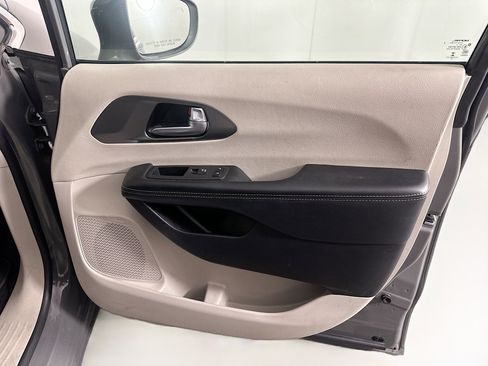 Used 2022 Chrysler Pacifica Touring-L w/ Uconnect Theater Family Group image 32