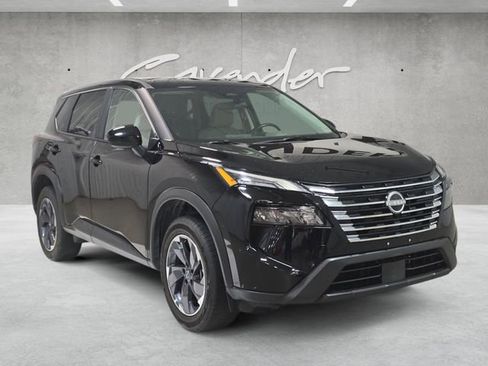 Used 2025 Nissan Rogue SV image 2