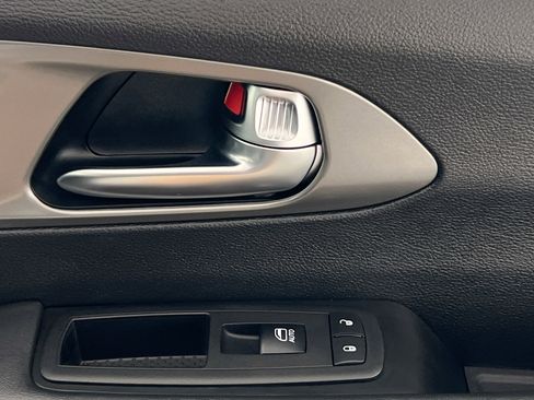 Used 2025 Chrysler Pacifica Select image 32