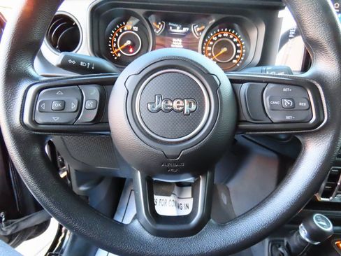 Used 2025 Jeep Gladiator Sport image 31