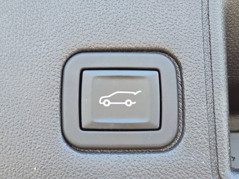 Used 2024 GMC Terrain SLT AWD/4WD image 18