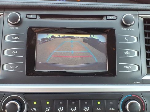 Used 2014 Toyota Highlander LE AWD/4WD image 12