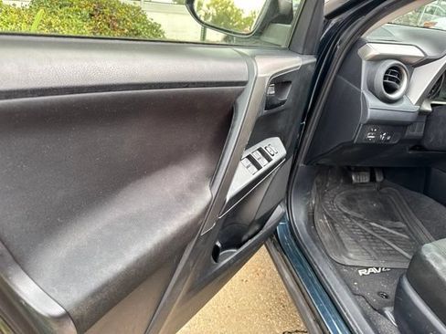 Used 2017 Toyota RAV4 LE FWD image 29