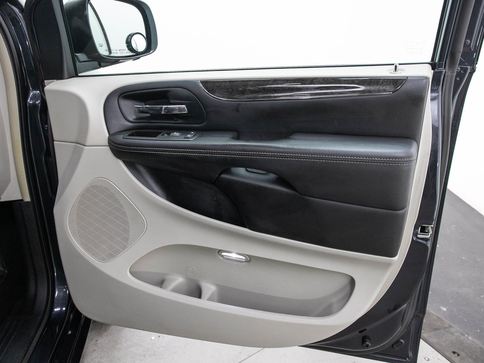 Used 2013 Chrysler Town & Country Touring FWD image 12