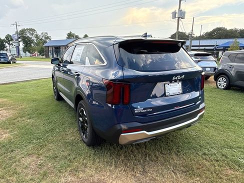 Certified 2025 Kia Sorento S w/ Panoramic Sunroof Package FWD image 5