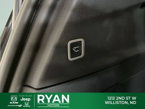 New 2026 Chrysler Pacifica Select AWD/4WD image 16