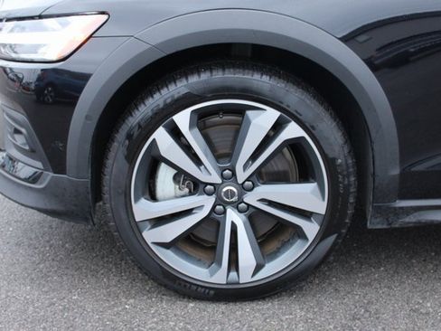 Used 2025 Volvo V60 B5 Cross Country Plus image 37