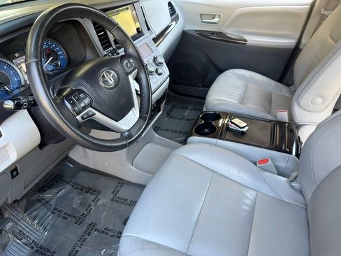 Used 2017 Toyota Sienna XLE Premium FWD image 17