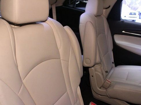 Used 2022 Buick Enclave Essence image 15