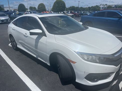 Used 2018 Honda Civic EX-T image 3