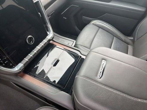 Used 2025 GMC Yukon Denali AWD/4WD image 28