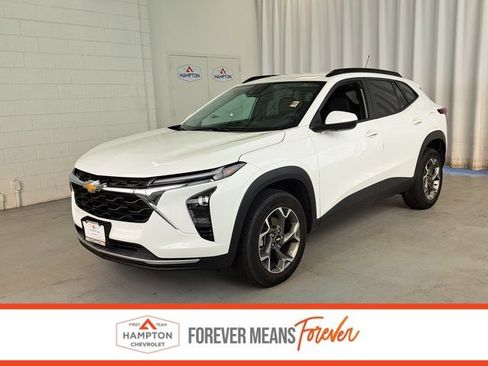 Used 2025 Chevrolet Trax LT FWD image 1