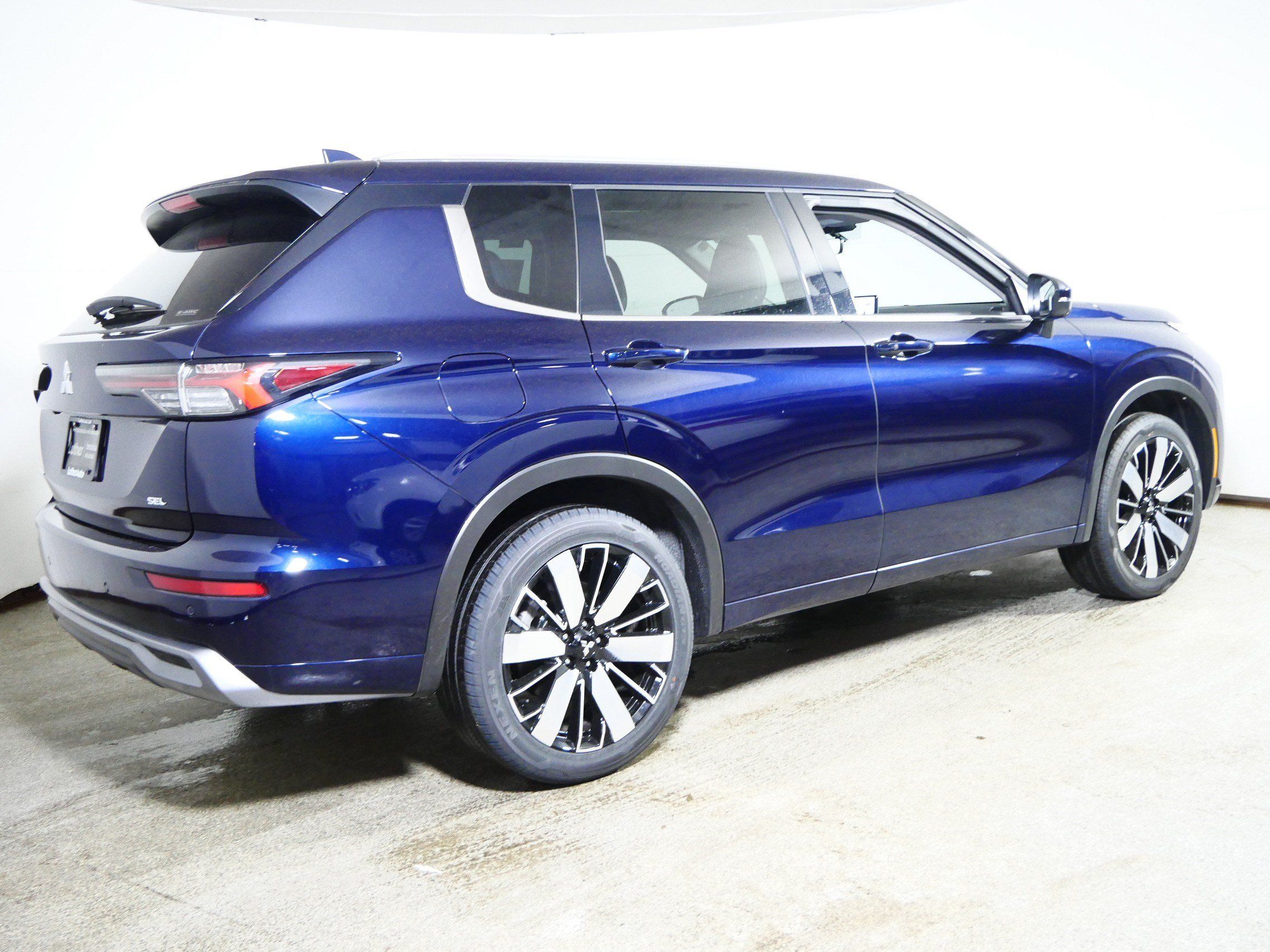 New 2026 Mitsubishi Outlander SEL AWD/4WD image 2