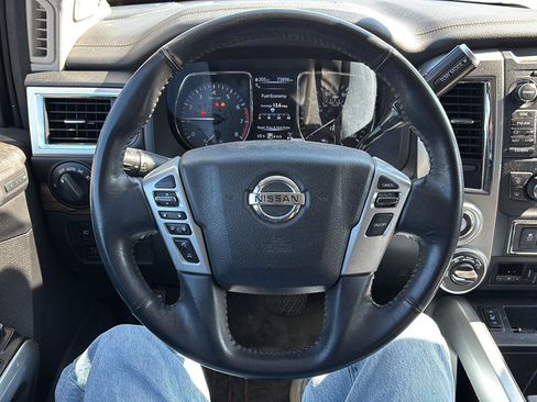 Used 2017 Nissan Titan SL image 10