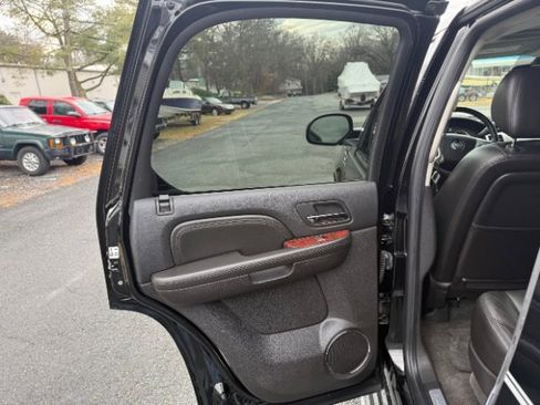 Used 2009 Cadillac Escalade w/ Ultra Luxury Collection image 17