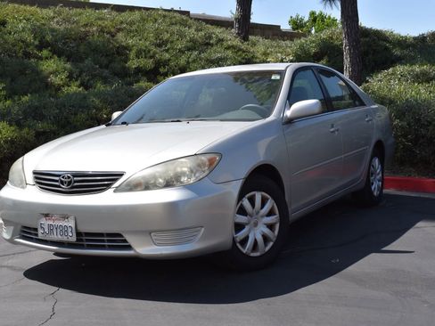 Used 2005 Toyota Camry LE image 1